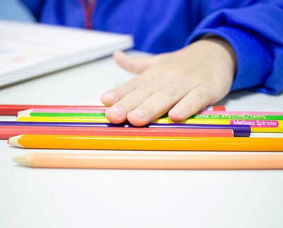 Criança com lápis de cor - Educação Infantil Uniepre