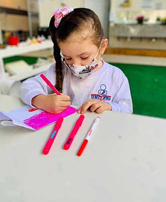 Criança explorando a criatividade em atividade artística - Ensino Fundamental Uniepre