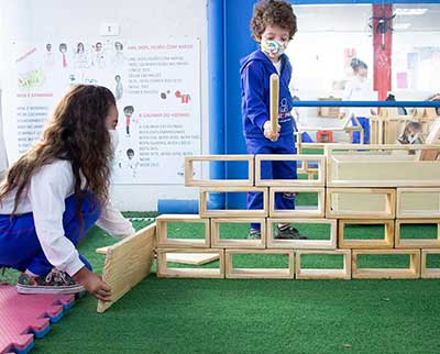 Crianças em atividade com blocos de madeira - Ensino Fundamental Uniepre