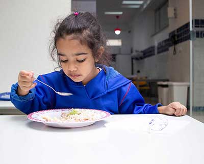 Criança em refeitório - Ensino Fundamental Uniepre
